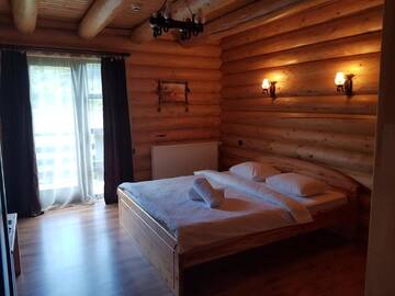 Фото номера Номер с кроватью размера «king-size» и балконом Фермерские дома Casa Pădurarului г. Prisaca Dornei 3