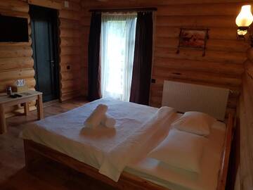 Фото номера Номер с кроватью размера «king-size» и балконом Фермерские дома Casa Pădurarului г. Prisaca Dornei 2